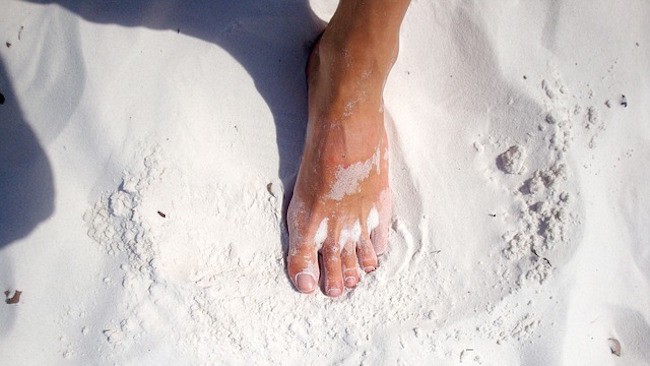 Нога на песке